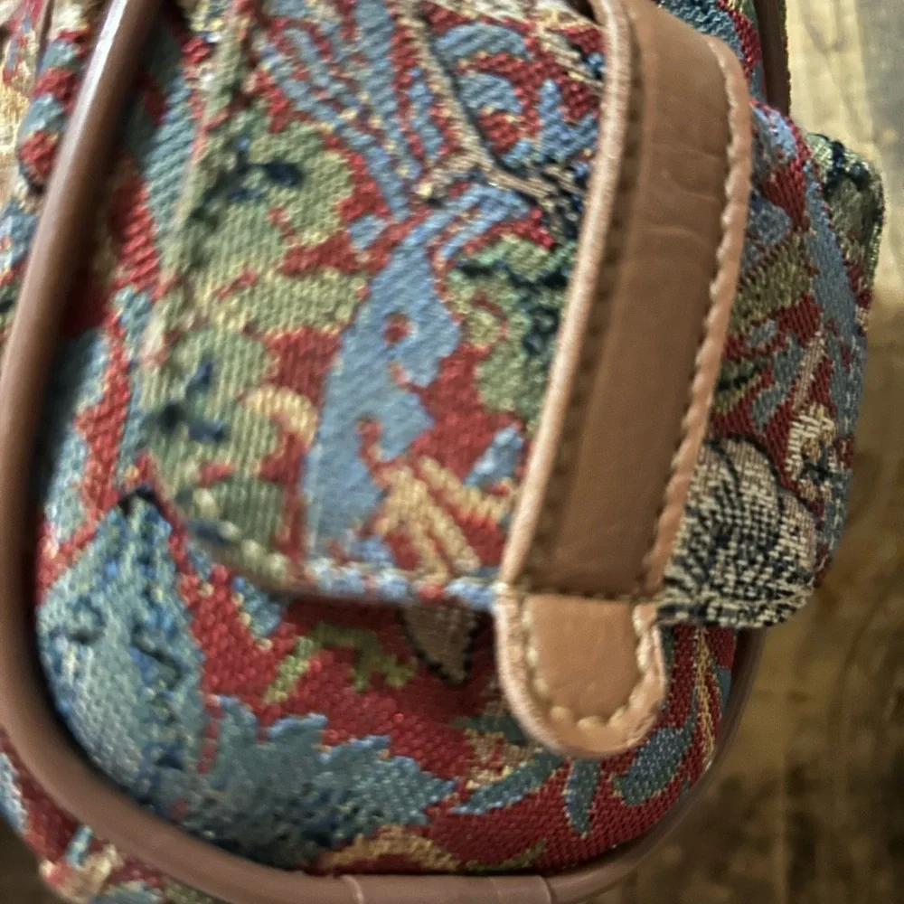 Signage Strawberry Thief Tapestry Small Purse NWOT With Removeable Strap